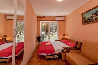 Проживание в семье Guest House Miki Игало Трехместный номер с общей ванной комнатой-13