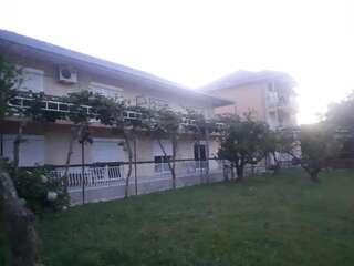 Проживание в семье Guest House Miki Игало Трехместный номер с общей ванной комнатой-17