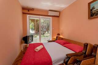 Проживание в семье Guest House Miki Игало Трехместный номер с общей ванной комнатой-19