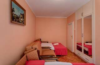 Проживание в семье Guest House Miki Игало Трехместный номер с общей ванной комнатой-21