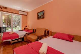 Проживание в семье Guest House Miki Игало Трехместный номер с общей ванной комнатой-22