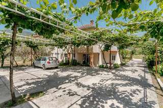 Проживание в семье Guest House Miki Игало Трехместный номер с общей ванной комнатой-37